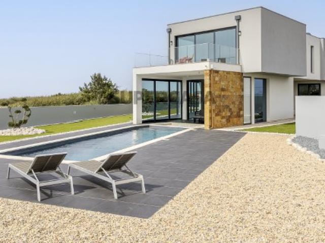 Moradia T4 com vista mar, jardim e piscina, em Leiria