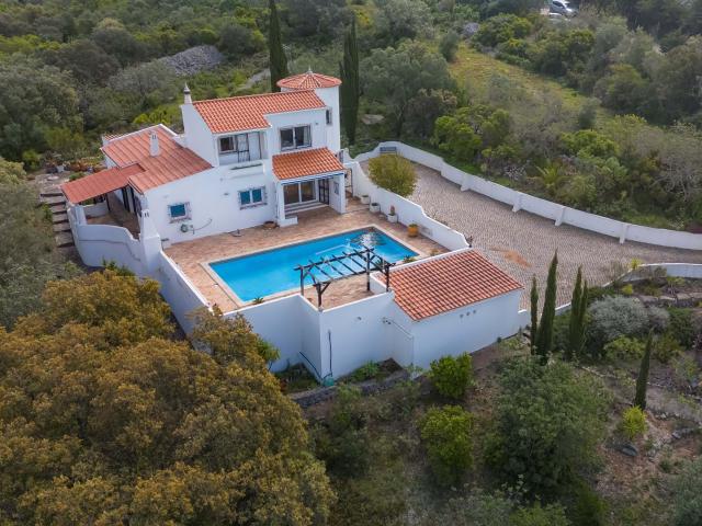 Moradia T4 com vista panorâmica, piscina e grande terreno