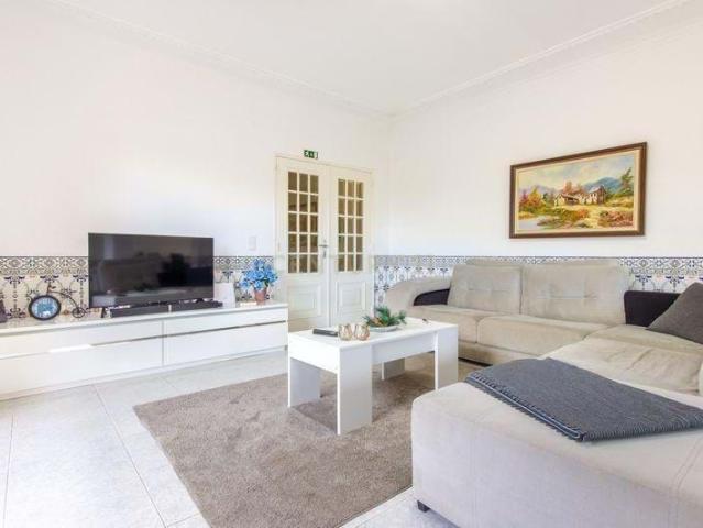 Moradia T4 com Vista para o Campo e Cidade em Localização Privilegiada Charneca da Caparica, Almada
