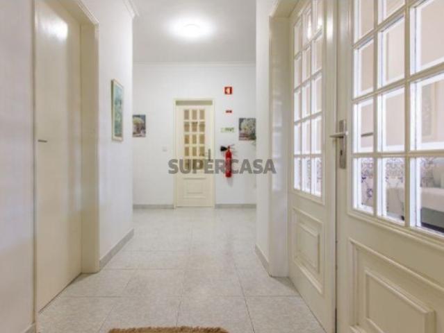 Moradia T4 com Vista para o Campo e Cidade em Localização Privilegiada