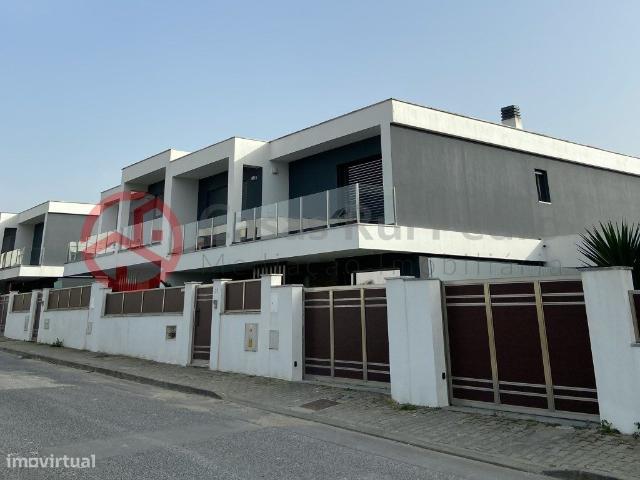 Moradia T4 com acabamentos de luxo e piscina