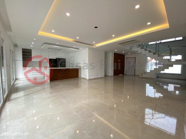 Moradia T4 com acabamentos de luxo e piscina