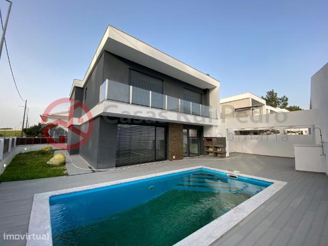 Moradia T4 com acabamentos de luxo e piscina
