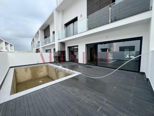 Moradia T4, Com Acabamentos De Luxo E Piscina Em Alcochete 272m² Alcochete