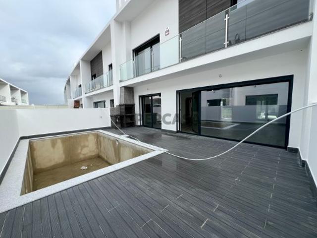 MORADIA T4, COM ACABAMENTOS DE LUXO E PISCINA EM ALCOCHETE