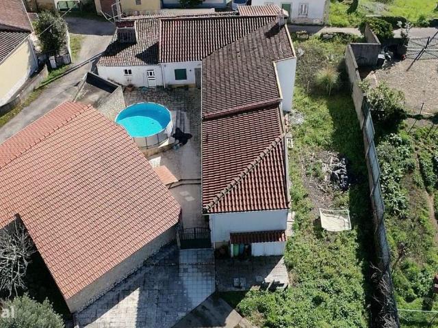 Moradia T4 com Adega e Moradia T2 para Recuperar