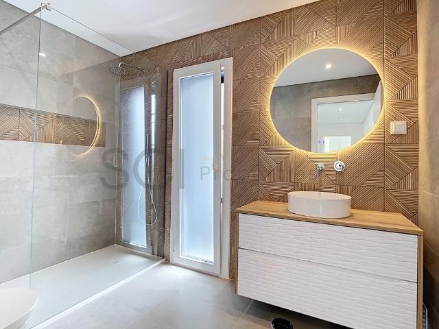Moradia T4 com amplas áreas e garagem, centro de Fernão Ferr. 160m² Fernão Ferro