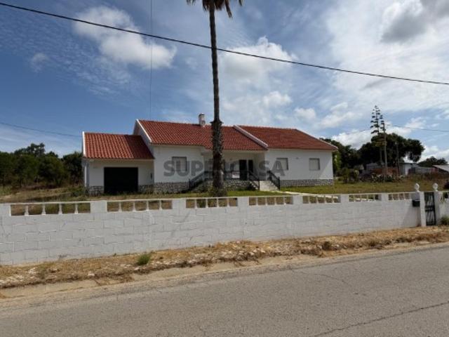 Moradia T4 com amplo terreno a poucos minutos da praia de Santo André