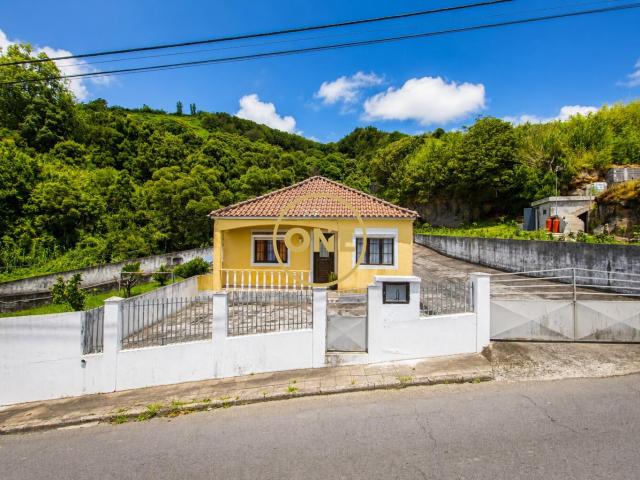 Moradia T4 com Amplo Jardim nas Feteiras – Espaço, Tranquilidade e Potencial
