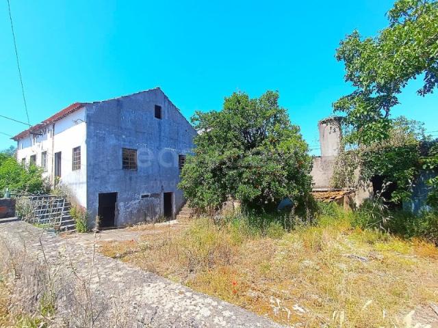 Moradia T4 com anexos inserida em lote de 1000m2 com furo de agua