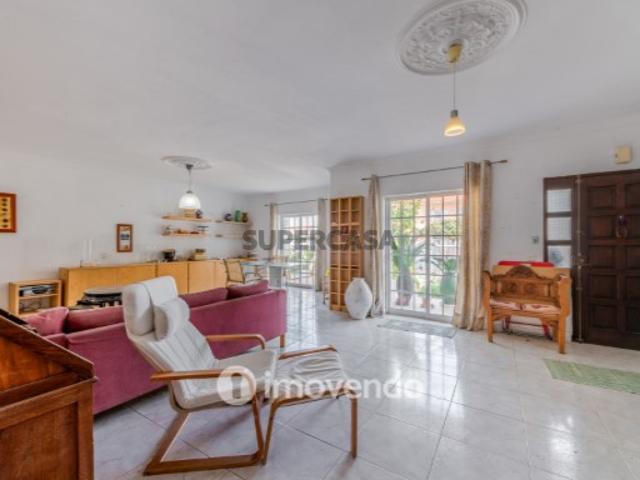 Moradia T4, com áreas amplas e jardim, em Faro