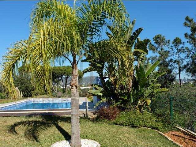 Moradia T4 com arquitetura tradicional localizada perto de A. 230m² Almancil