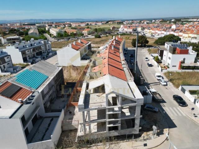 Moradia T4, com cave e Piscina em Alcochete