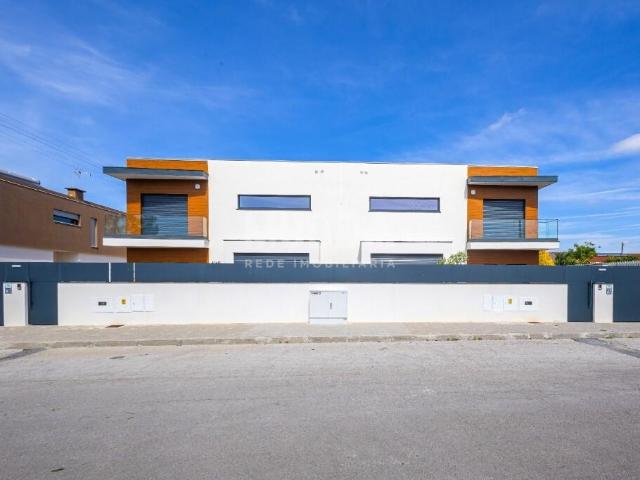 Moradia T4 com Design Contemporâneo e Acabamentos Premium