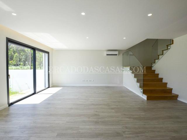 Moradia T4 com Design Moderno e Acabamentos de Excelência