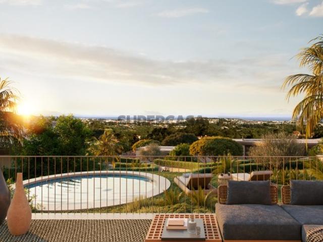 Moradia T4 com estacionamento e jardim, no Penha Longa Resort