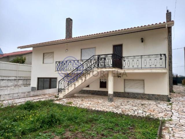 Moradia T4 com garagem na cidade de Tomar