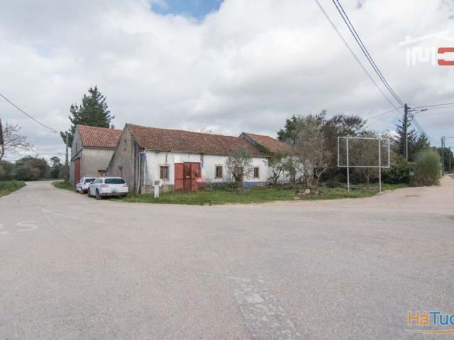 MORADIA T4 COM GARAGEM BARRACÃO PATIO, POÇO E TERRENO COM AREA TOTAL DE 970 M2 | 26063268998