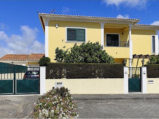 Moradia T4 com garagem e jardim em óptimo estado de conservação, a 5 min da praia a 10 min da cidade de Torres Vedras e a 45min de Lisboa e do aeroporto