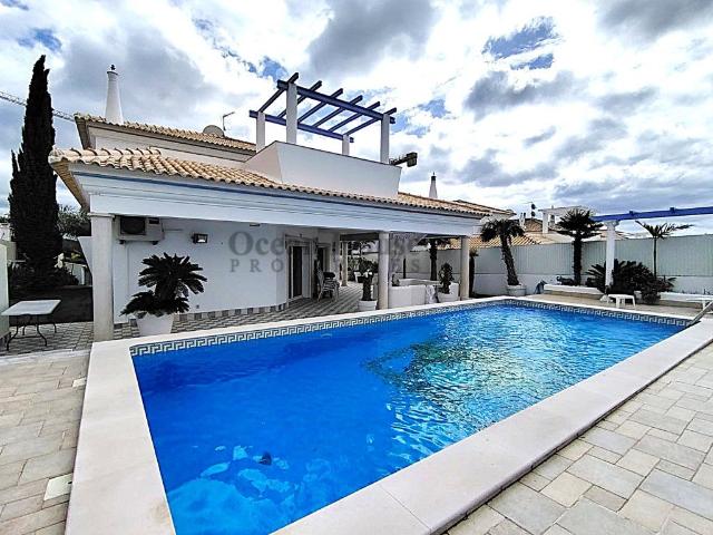 Moradia T4 com garagem e piscina, a 900 metros da praia dos. 265m² Albufeira e Olhos de Água