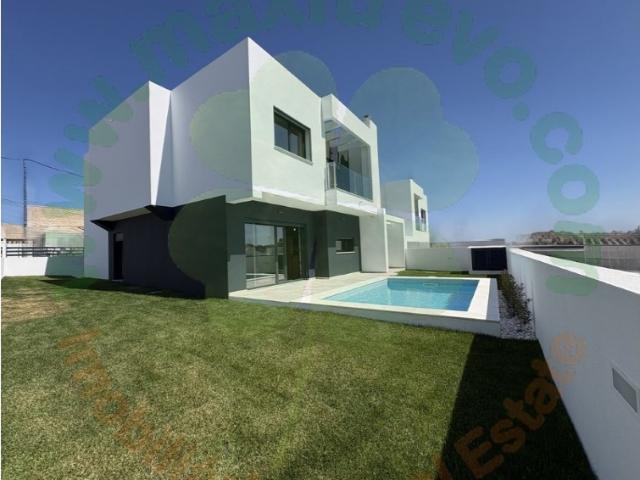 Moradia T4 com garagem e piscina Charneca da Caparica