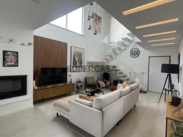 Moradia T4 com piscina e garagem na Marisol