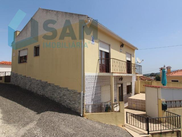 Moradia T4 com Garagem e Terraço 154m² Maxial e Monte Redondo