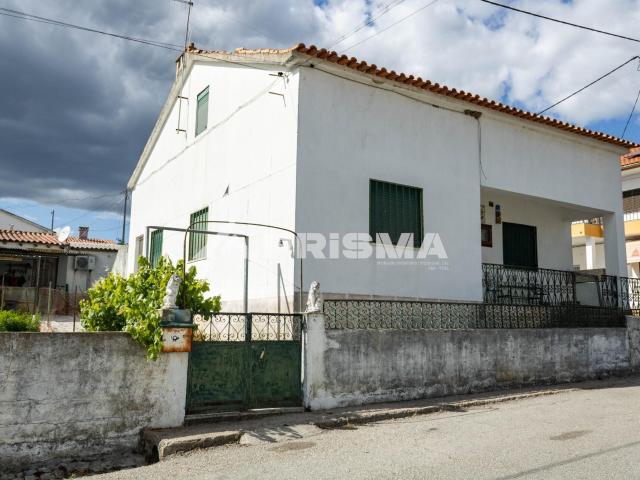 Moradia T4 com Garagem e Terreno para venda a 20 minutos de Castelo Branco