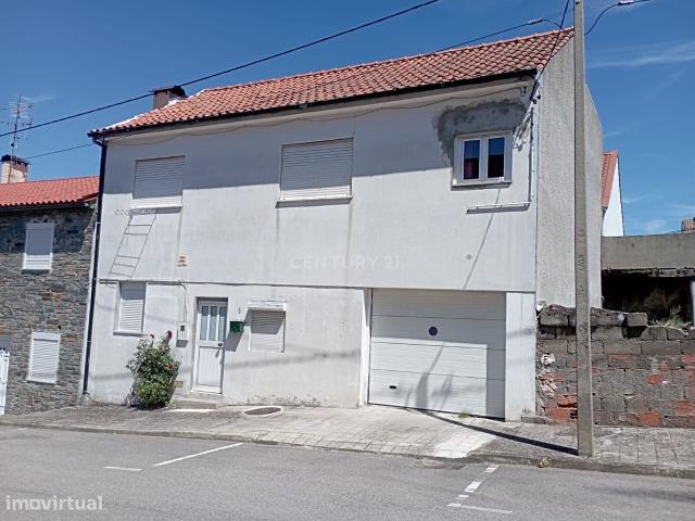 Moradia T4 com garagem em Bragana