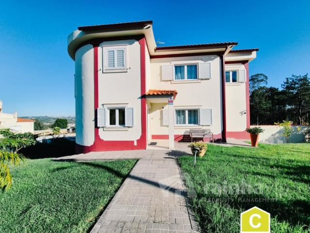Moradia T4 com garagem, jardim e piscina Coto, Caldas da Rainha