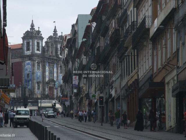 Moradia T4 com garagem situada na Miguel Bombarda, Porto