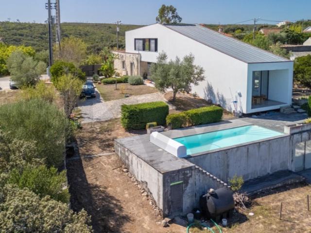 Moradia T4 com grande atelier | Piscina | Jardins | Vistas incríveis | Ourém