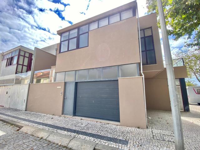 Moradia T4 com grande terraço a 150m da praia