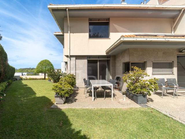 Moradia T4 com jardim e terraço em Aldoar