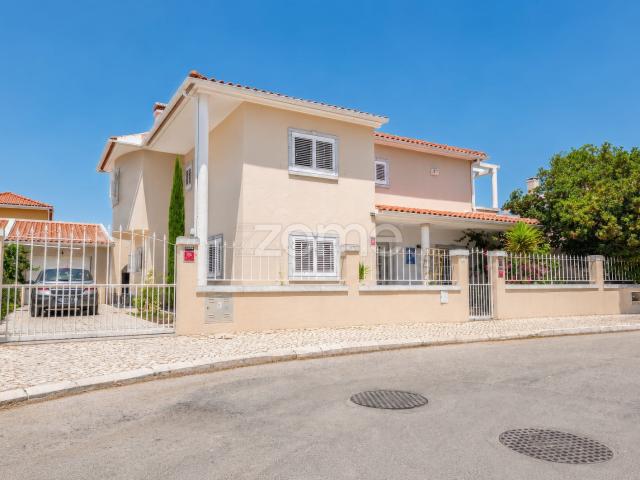 Moradia T4 com jardim e churrasqueira em Azeitão