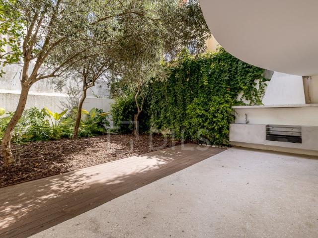 Moradia T4 com jardim e elevador na Lapa, Lisboa