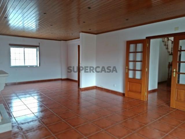 Moradia T4 perto dos acessos da A8 com jardim
