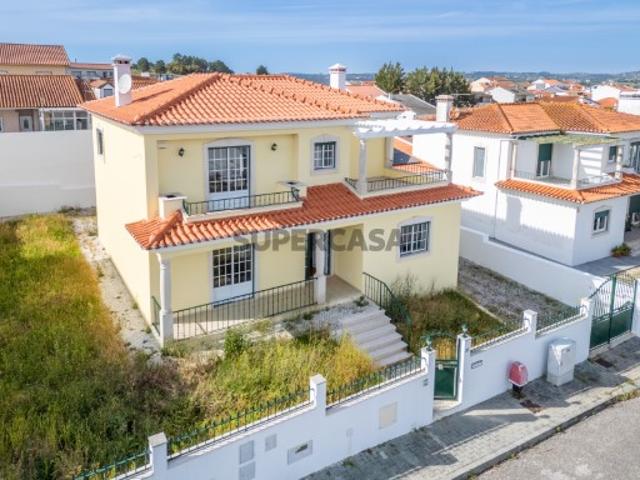 Moradia T4 com Jardim e Garagem em Bombarral