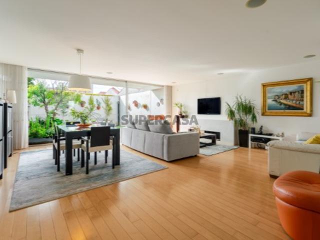 Moradia T4, com jardim e garagem, em condomínio, Porto
