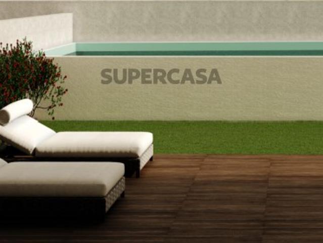Moradia T4 com jardim e piscina, na Praia da Madalena