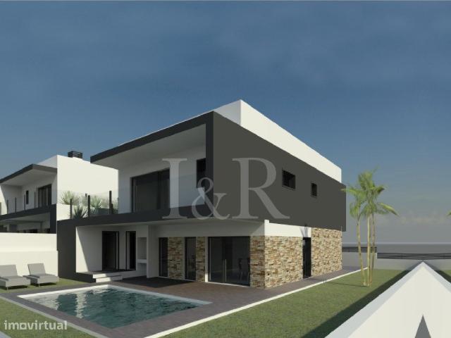 Moradia T4 com jardim e piscina na Sobreda, Almada