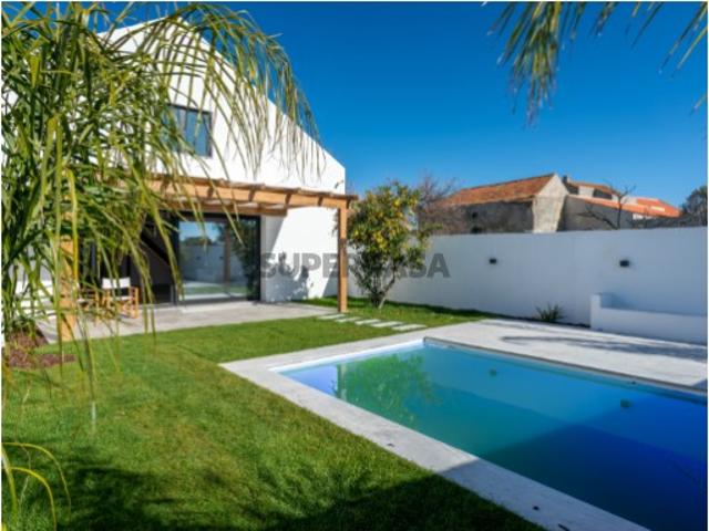 Moradia T4 com jardim e piscina no Montijo