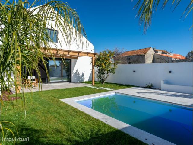 Moradia T4 com jardim e piscina no Montijo