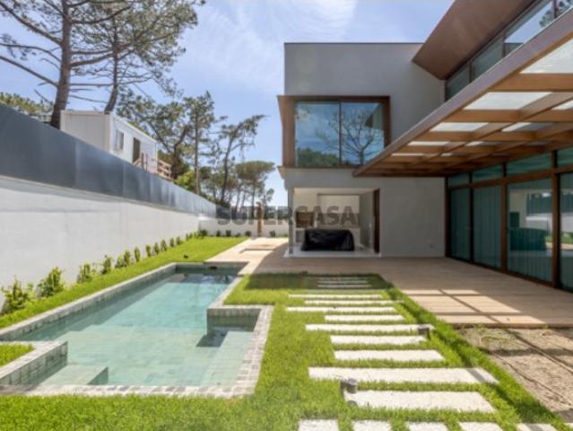 Moradia T4 com jardim e piscina no Estoril