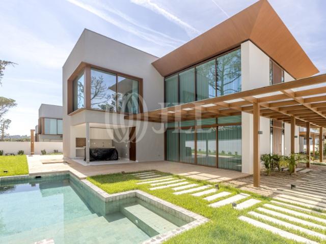 Moradia T4 com jardim e piscina no Estoril