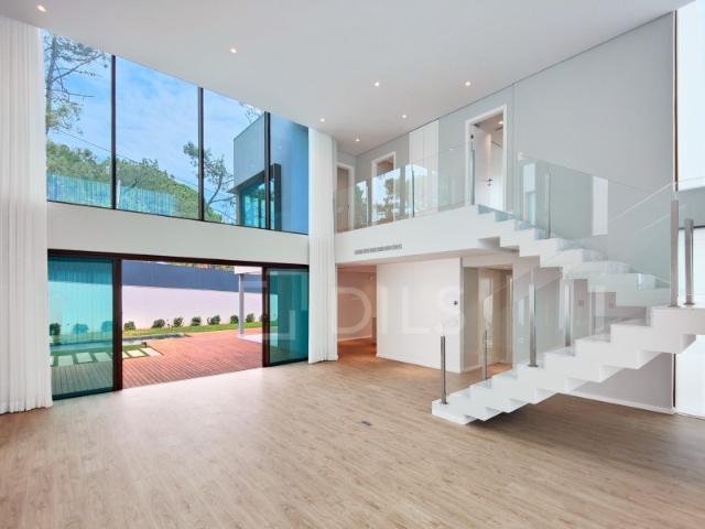 Moradia T4 com jardim e piscina em novo empreendimento no Estoril