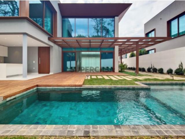 Moradia T4 com jardim e piscina em novo empreendimento no Estoril