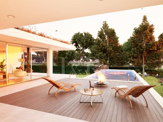 Moradia T4 com jardim e piscina, em amplo terreno, Magoito