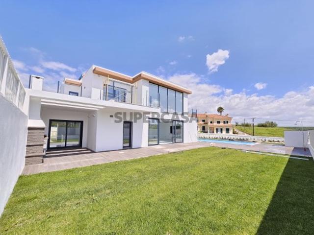 Moradia T4 com jardim e piscina
