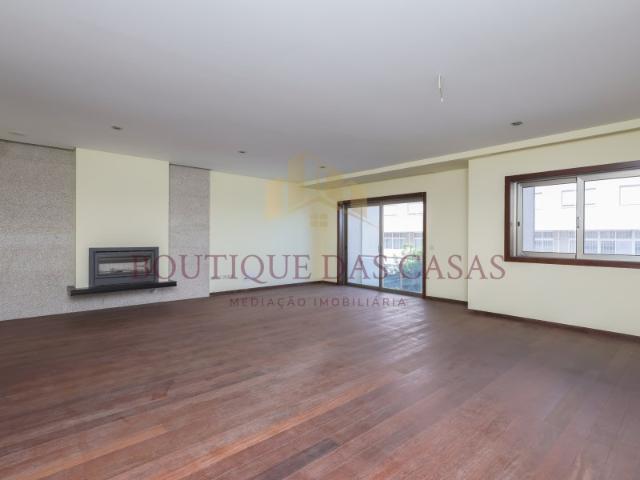 Moradia T4 com Jardim e Rooftop Sto. Ovídio